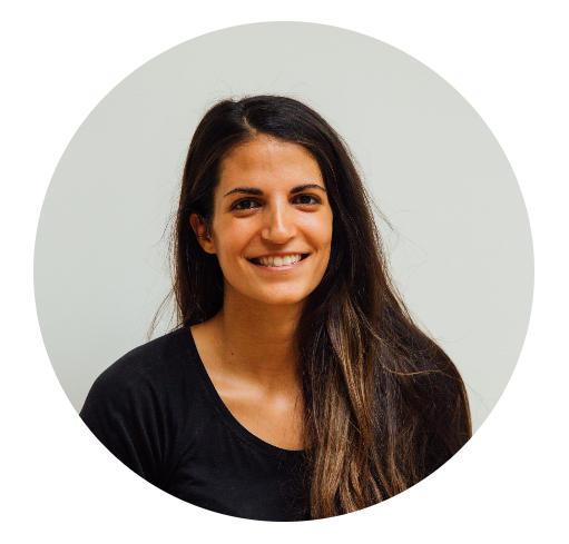 Foto de mulher parda, cabelos lisos e sorriso largo no rosto