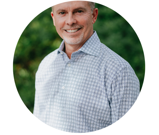 Foto de homem branco de meia idade com sorriso largo no rosto