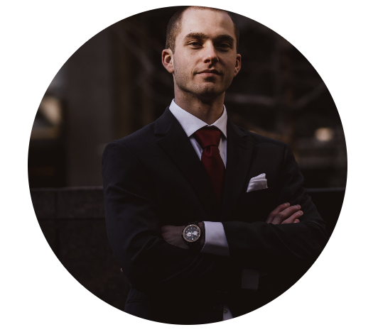 Foto de homem branco com sorriso contido no rosto